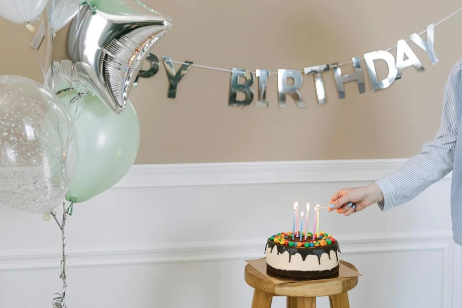 Persona encendiendo una vela en un pastel de cumpleaños