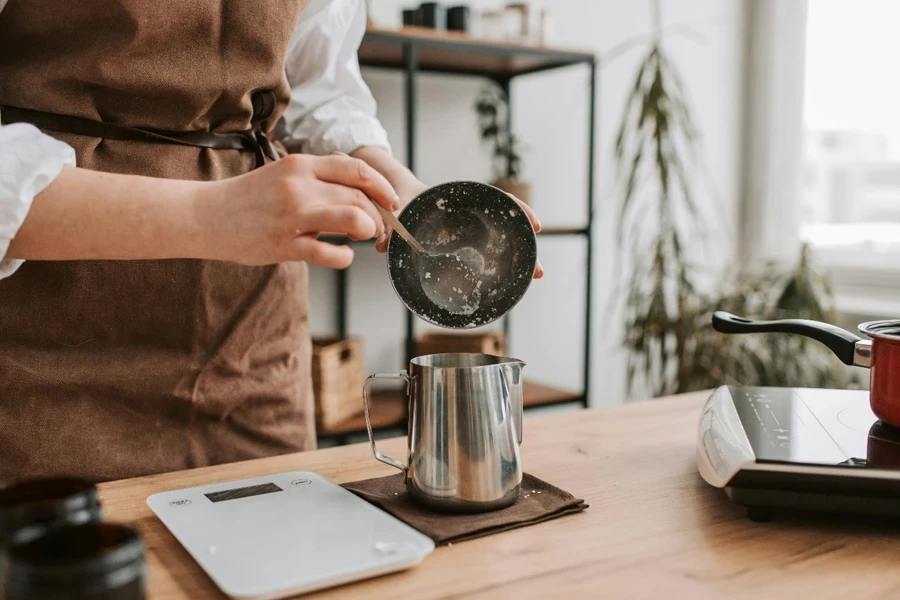 Une personne a mis la substance fondante du bol dans la tasse