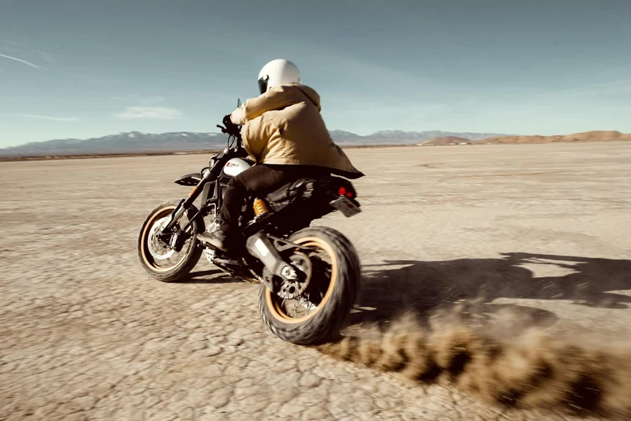 Persona en bicicleta por el desierto