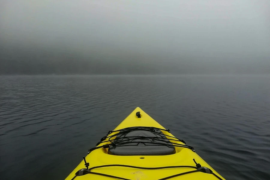 Photo d'un kayak sur un plan d'eau