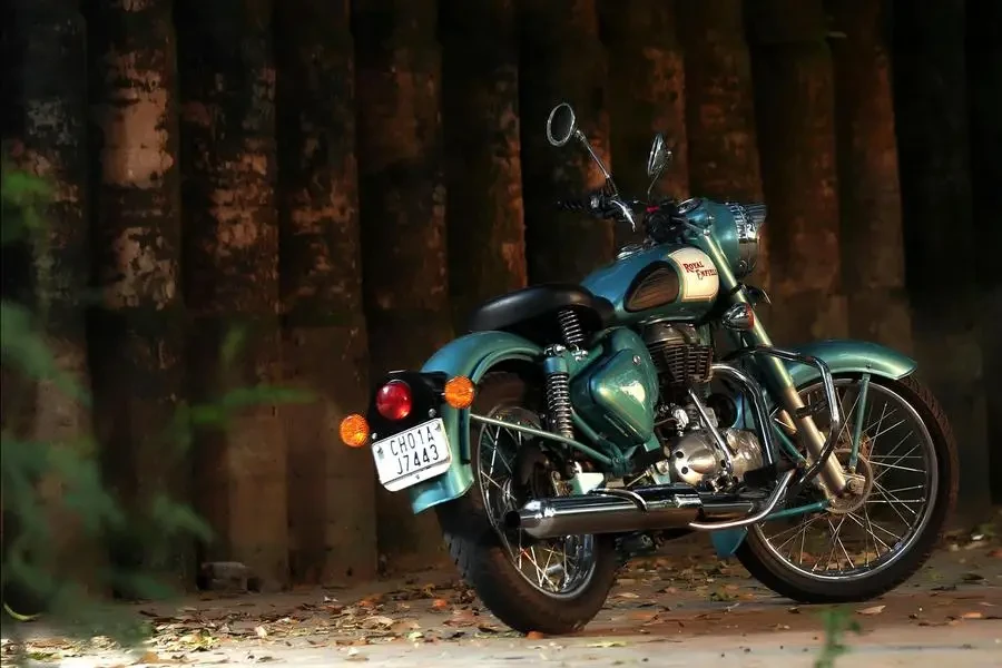 Foto de motocicleta estacionada por Nishant Aneja