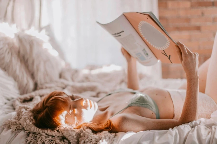 Photo De Femme Allongée Sur Le Lit