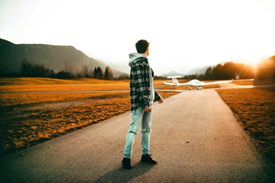 Fotografia di un uomo che indossa una giacca grigia e guarda indietro