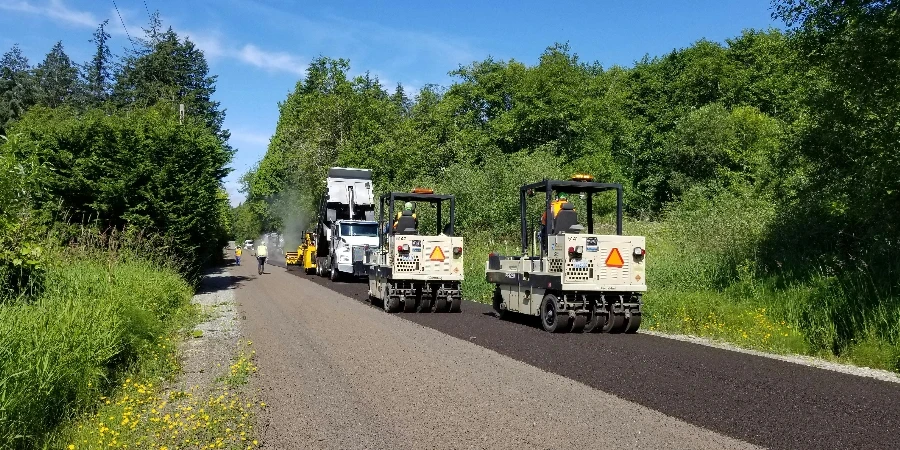 Rouleaux à pneus sur route asphaltée