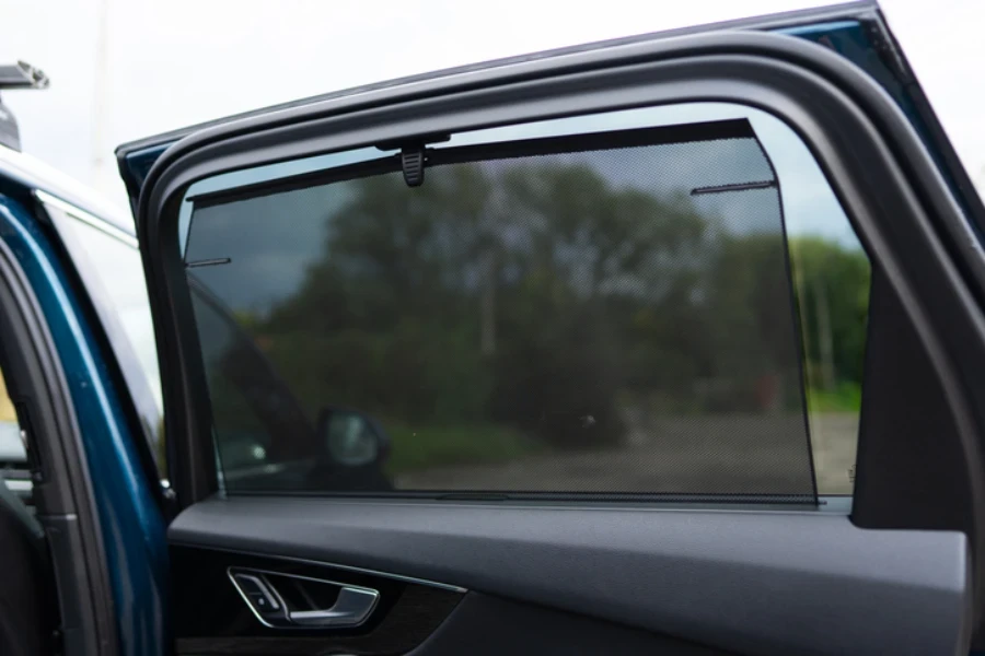 Parasol en la ventana trasera que proporciona protección adicional a los pasajeros del asiento trasero de un automóvil caro.