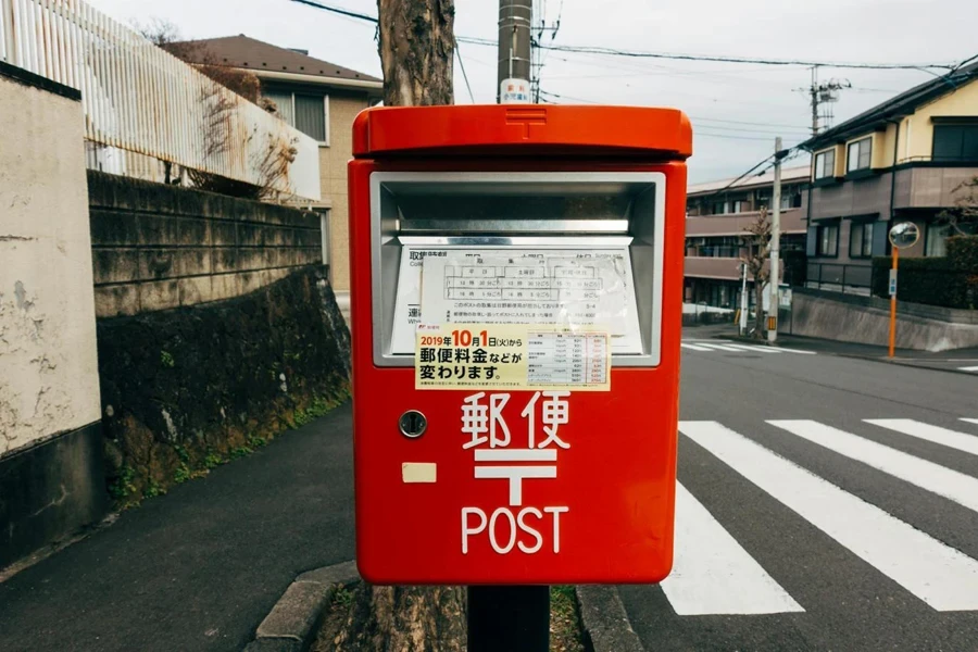 Cassetta postale rossa e bianca