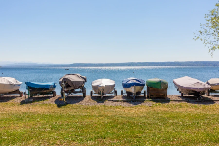 Ammer Gölü (Ammersee) kıyısında karada yelkenli tekneler