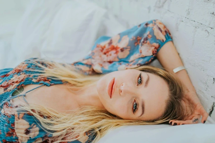 Photographie De Mise Au Point Sélective D'une Femme Allongée Sur Le Lit