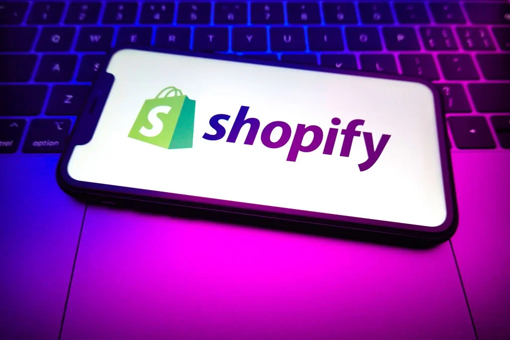Le président de Shopify, Harley Finkelstein, a déclaré que la société avait publié plus de 150 mises à jour pour créer une plate-forme plus intégrée permettant aux commerçants de développer leur activité | Crédit : Illustration photo par Sheldon Cooper/SOPA Images/LightRocket via Getty Images
