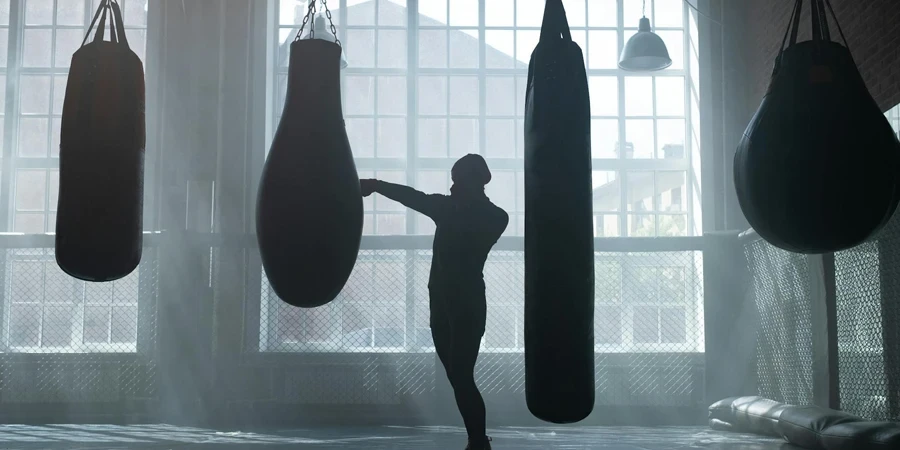 Silhouette di persona in palestra di boxe