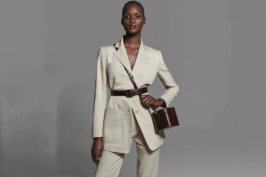 Veste et pantalon à simple boutonnage aux couleurs nude représentant un luxe tranquille