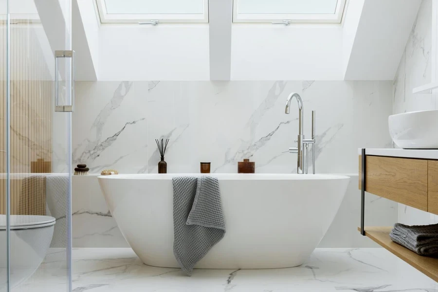 Diseño interior de baño elegante con paneles de mármol.