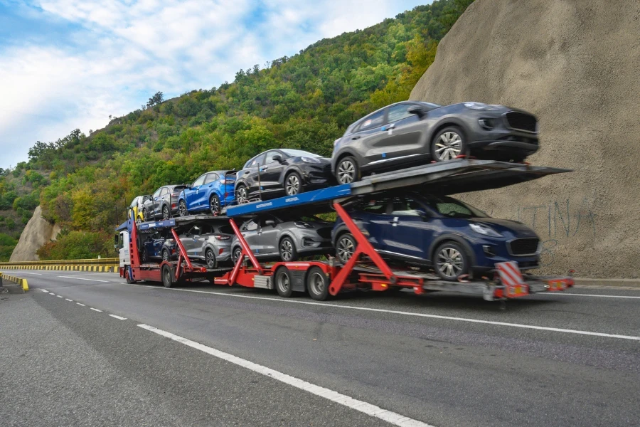 O caminhão transporta carros novos produzidos na fábrica da FORD na Romênia