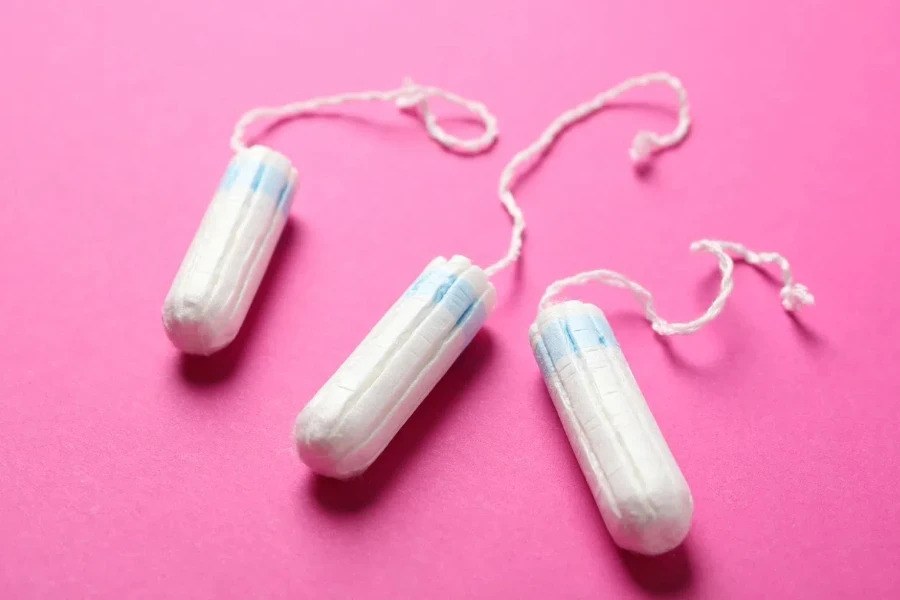 Tiga tampon pada latar belakang merah muda