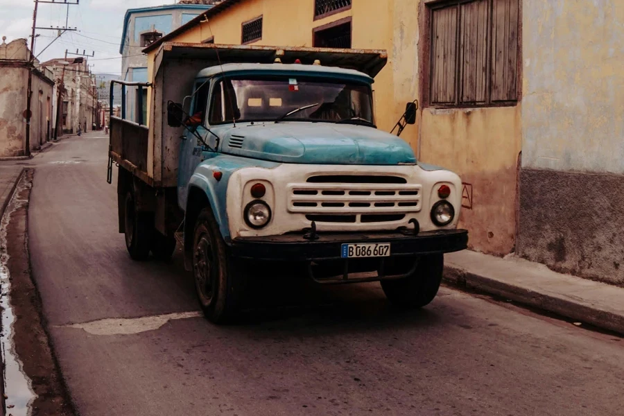 Camión en la calle de la ciudad