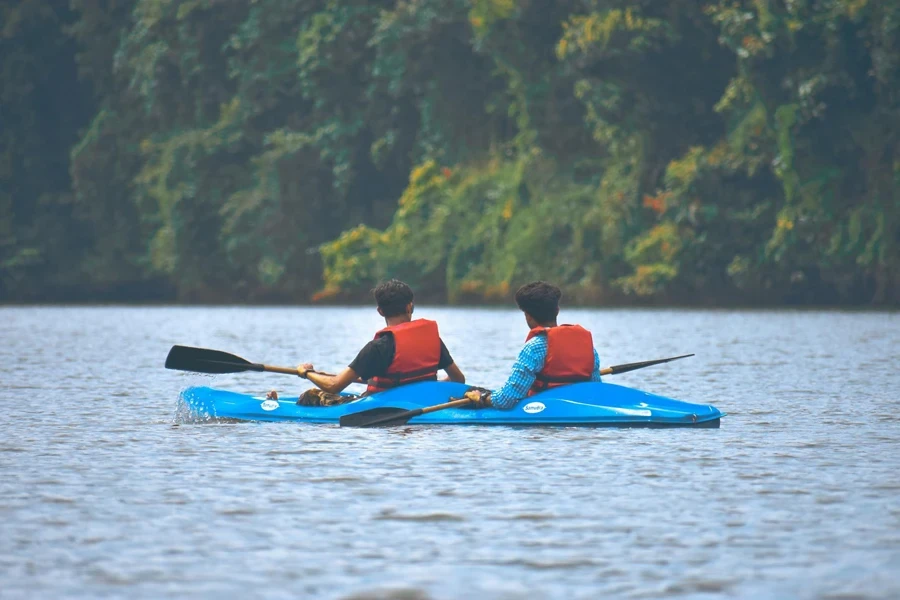 Deux hommes en kayak