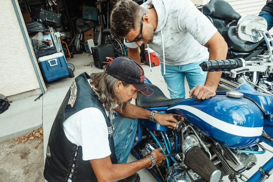 Deux hommes réparent une moto