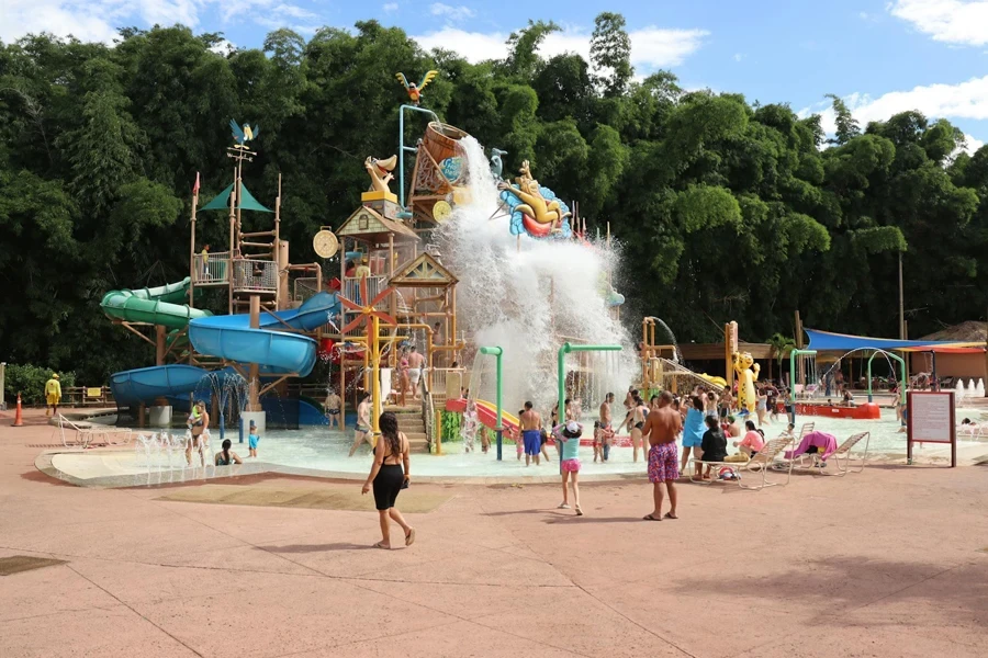 Parc aquatique pour enfants dans un festival