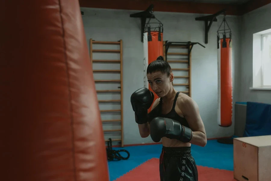 Femme portant des gants de boxe