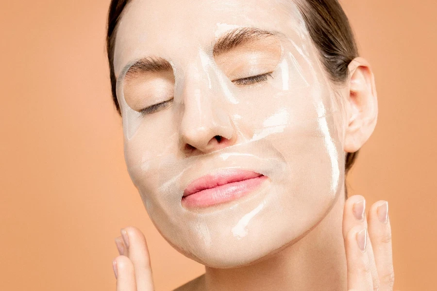 Mujer con mascarilla blanca