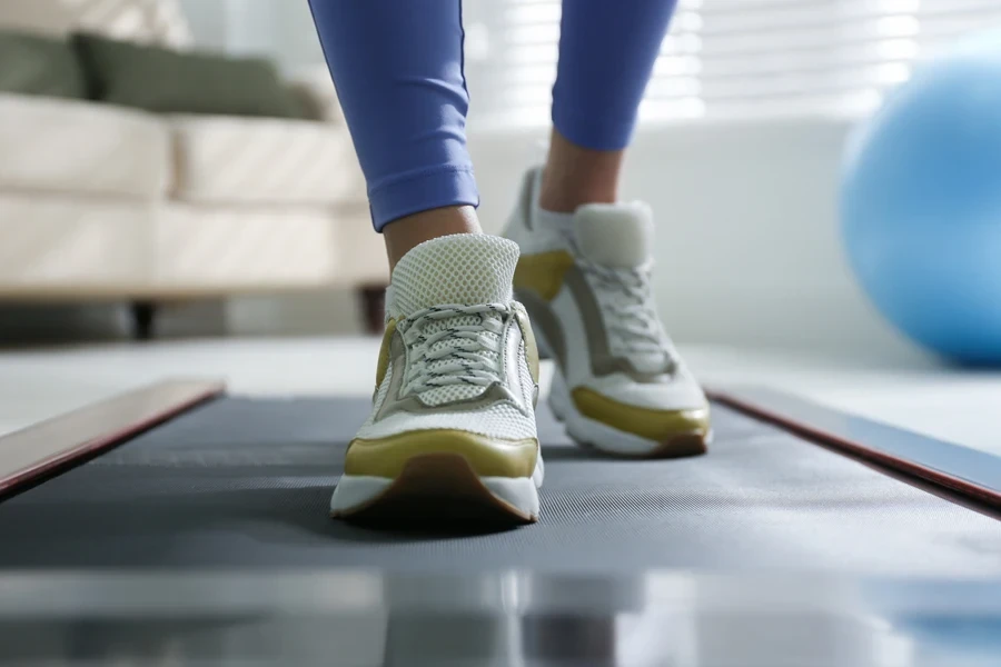 Wanita berlatih di treadmill berjalan