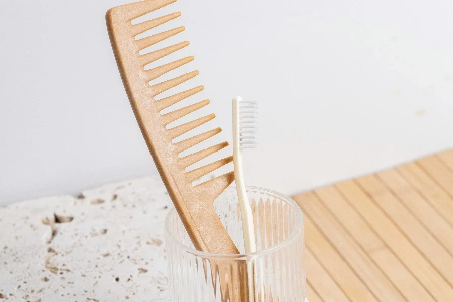 Peigne et brosse à dents en bois dans une salle de bain