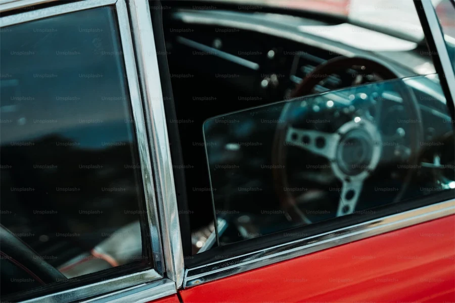 Un auto rojo con volante y tablero.