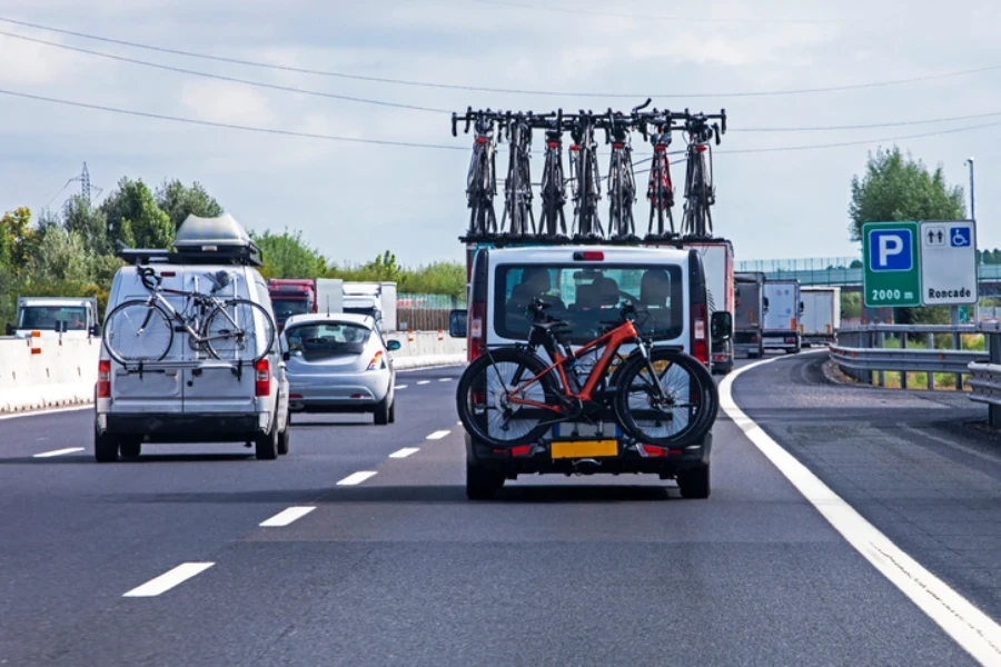 le auto con le biciclette da diporto attaccate percorrono la strada in un ingorgo