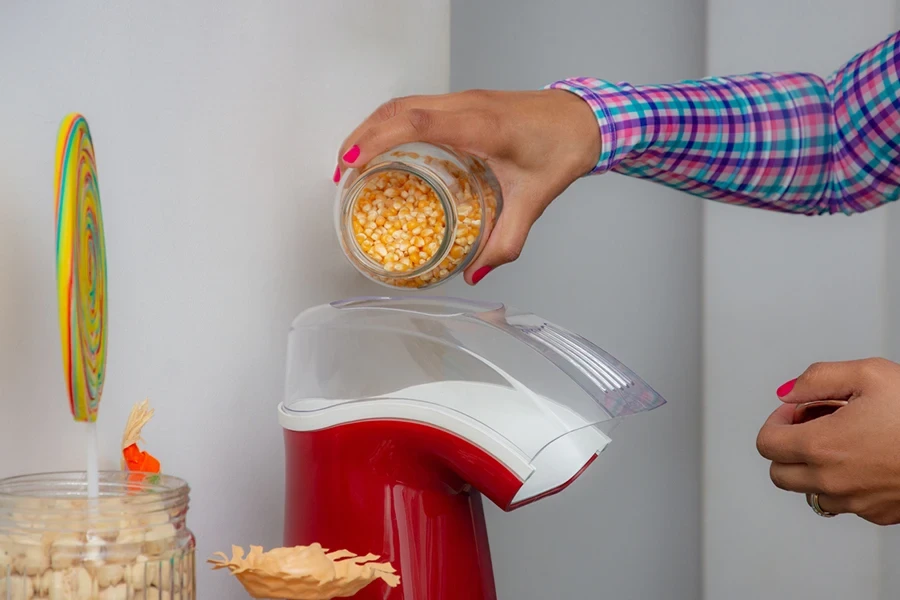 Paar macht zu Hause Popcorn für die Juni-Party