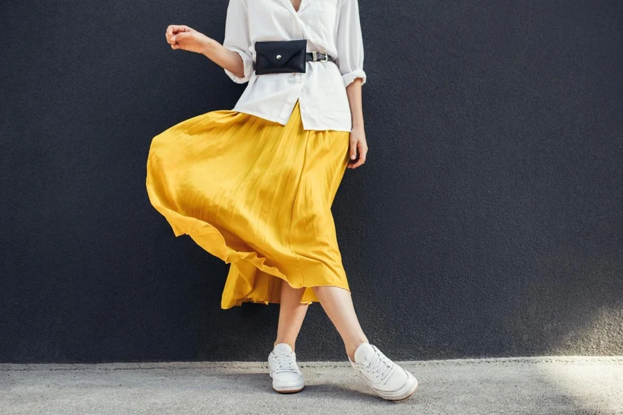 modella di moda femminile in piedi su sfondo grigio muro all'aperto con spazio copia