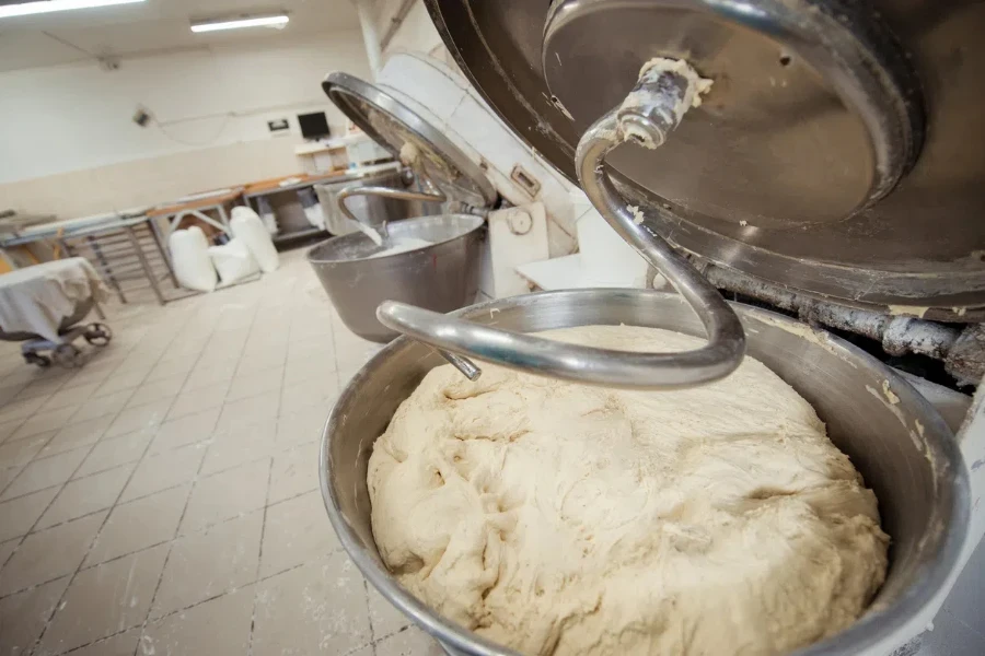 faire de la pâte à pain dans un pétrin dans une boulangerie