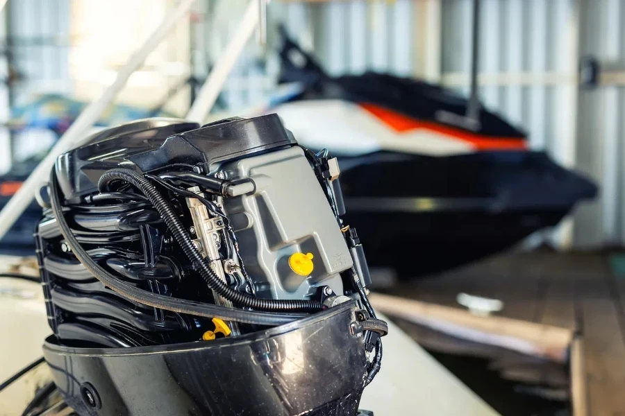 réparer le moteur d'un bateau à moteur gonflable dans un garage à bateaux