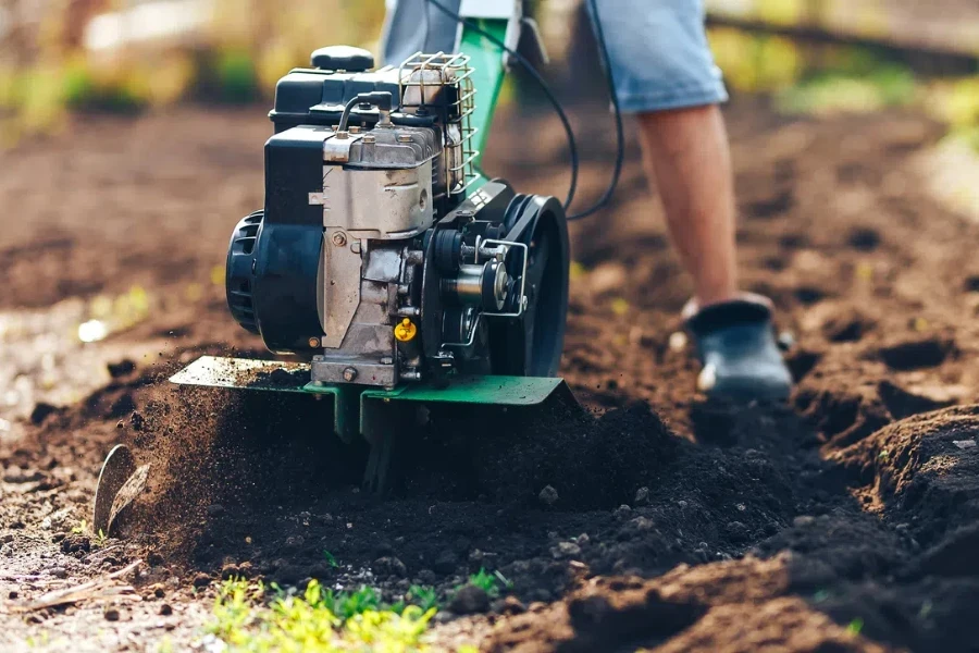 gärtner kultivieren boden rototiller