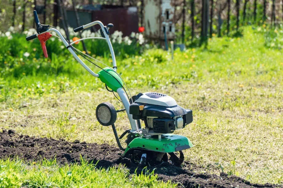 cultivateur pour cultiver le sol dans le jardin