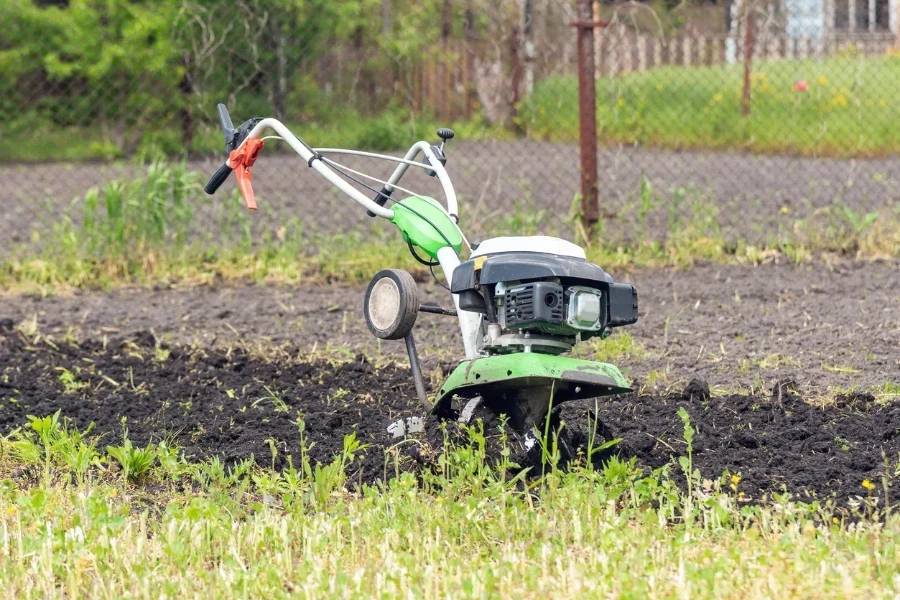 cultivador para cultivar o solo no jardim