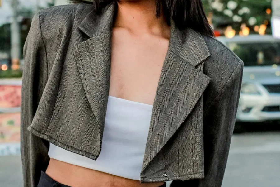 Señora posando con una chaqueta recortada