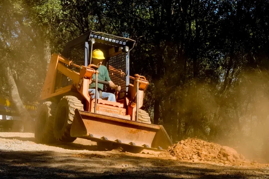 skid yükleyici ve operatörü