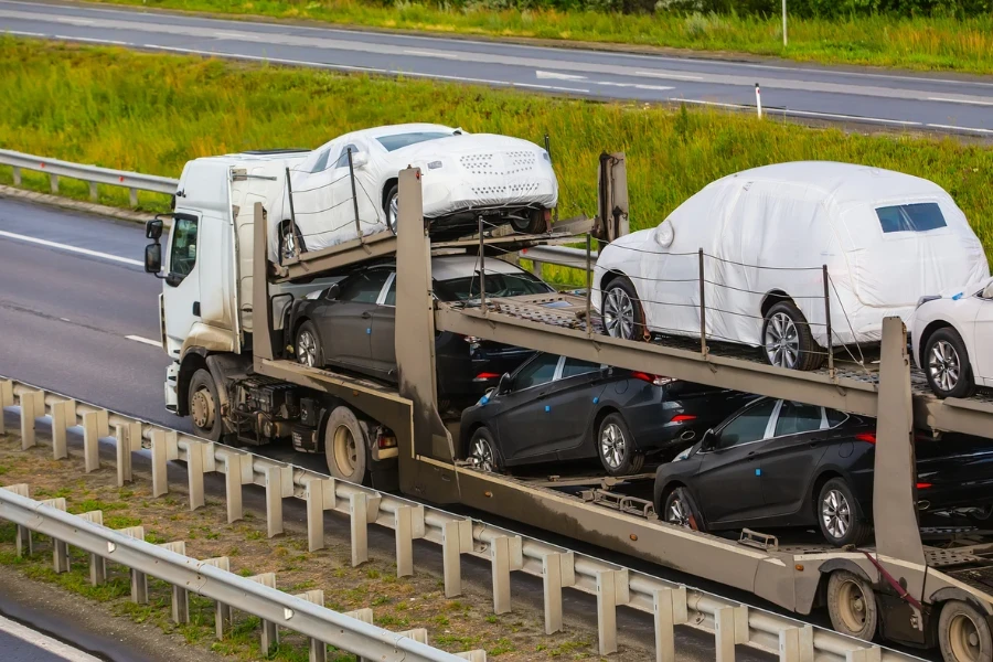 Transport von Autos auf Sattelanhänger auf Landstraße