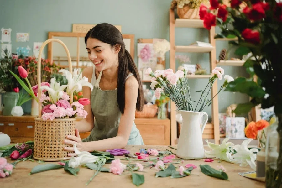 Femme tenant un panier en osier contenant des fleurs