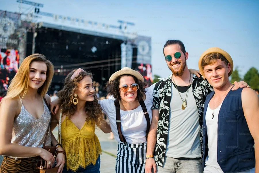 jeunes assistant à un festival de musique