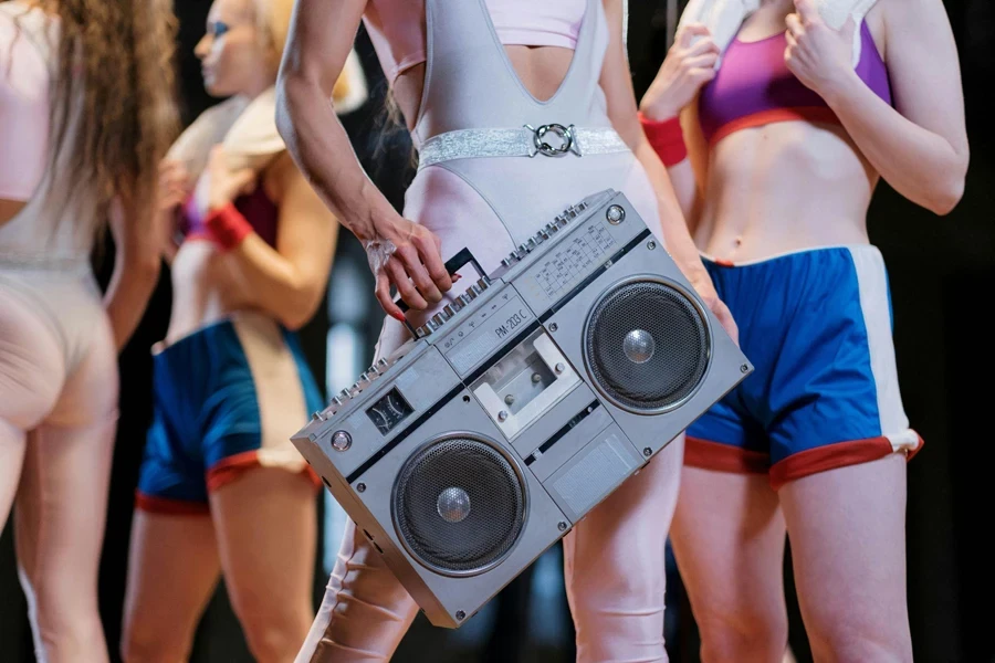 Boombox Tutan Bir Kız