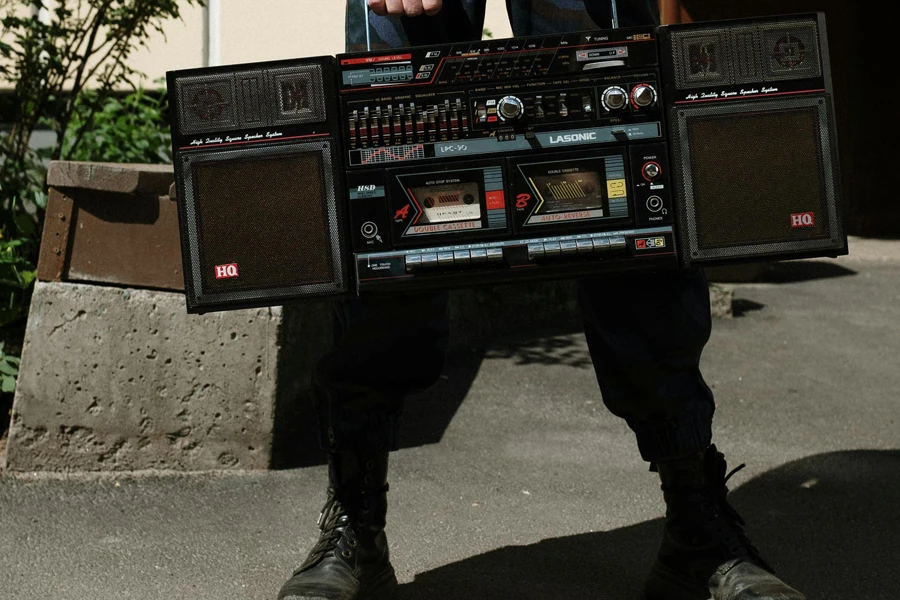 Boombox Tutan Bir Adam