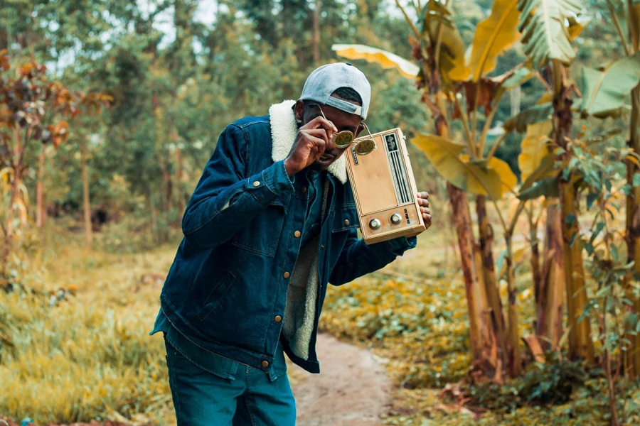 Boombox Tutan Bir Adam