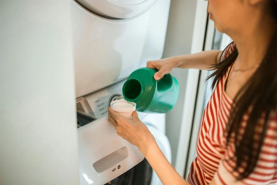 洗剤を注ぐ女性