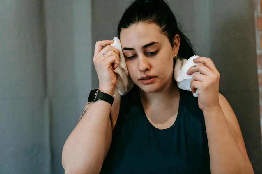 Uma jovem mulher usando uma toalha na academia