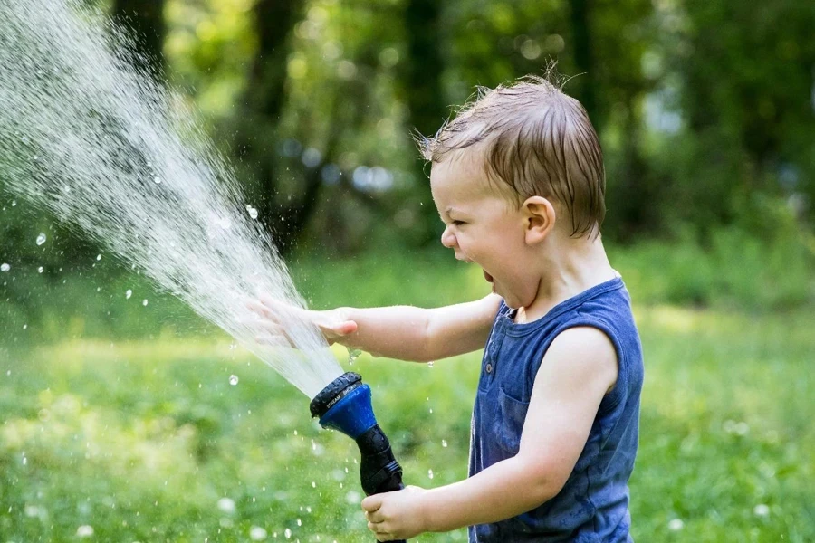 Un bambino che gioca con l'acqua