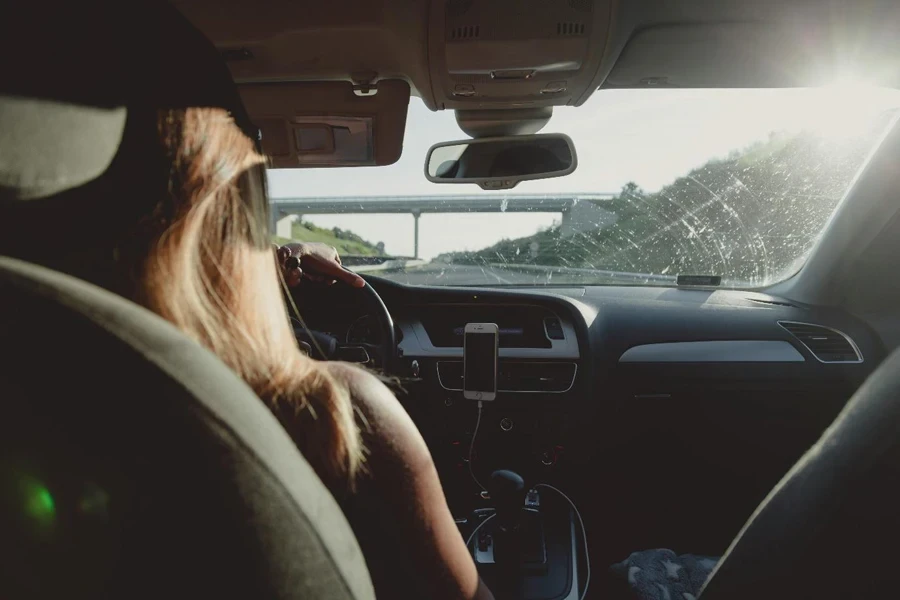 Uma pessoa dirigindo um carro