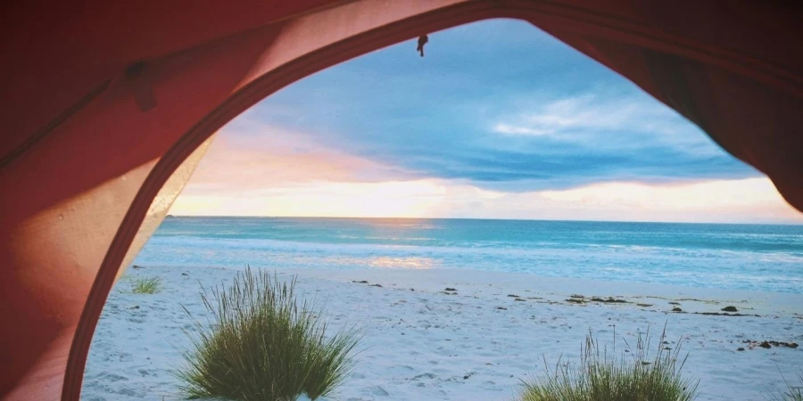 Ein Blick aus einem Zelt auf den Strand