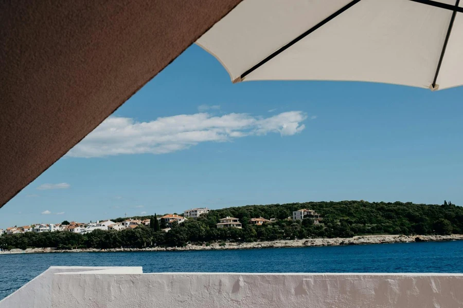 Balcon avec vue sur la baie en été