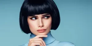 Hermosa mujer con cabello corto y negro